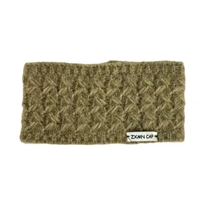 Primer plano de la textura de la diadema de punto acogedora, accesorio de invierno.