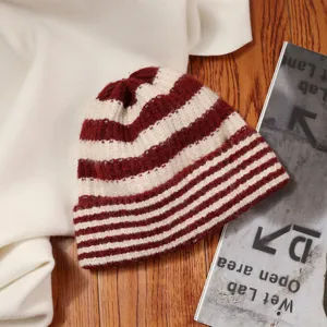 Japanischer Stil gestreifte Strickmütze Detail, rot-weiße Farbblock Wollmütze Winter warm.