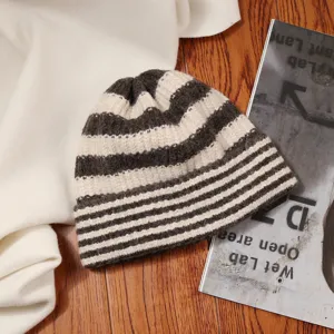 Stylische gestreifte Strickmütze für Damen, weiche warme Wintermütze im modischen Design.