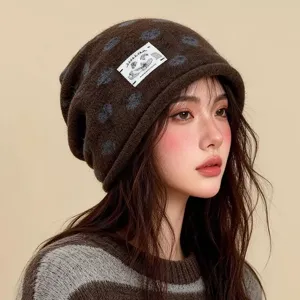 Koreanische braune Strickmütze mit blauen Punkten und gewebtem Etikett für warme Wintermode