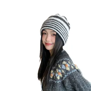 Japanischer farbblockierter gestreifter Beanie für Damen, Herbst Winter Strickmütze warm