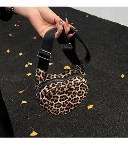 Vue de détail du sac bandoulière imprimé léopard en forme de cœur avec sangle.