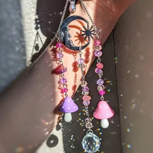 Κρυστάλλινο φεγγάρι suncatcher wind chime με πολύχρωμες χάντρες και μενταγιόν μανιτάρι.