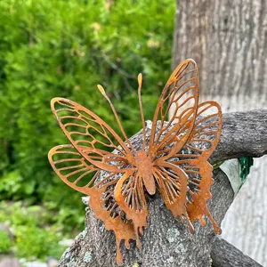 Rostige Metall Schmetterling Detail, Gartenkunst Skulptur aus Eisen, Vintage Hof Dekor.