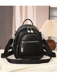 Schwarzer Rucksack aus weichem Leder im Detail, mit Metallreißverschlüssen und Schultergurten.