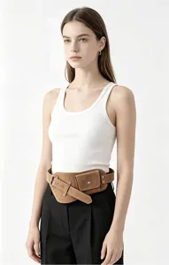Vue détaillée de la ceinture large en daim marron pour femme avec pochette et boucle chic.