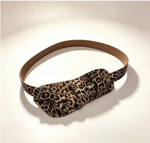 Ceinture large imprimé léopard pour femme, accessoire élégant avec petite poche pour manteau.
