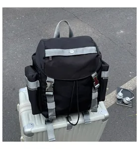 Sac a dos noir en nylon elegant avec double sangle a boucle pour les voyages et les loisirs.