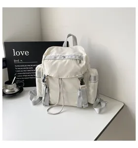 Détail de sac à dos décontracté en nylon imperméable avec boucles robustes et poches pratiques.