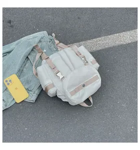 Sac à dos décontracté en nylon blanc avec bretelles et boucles beiges pour les voyages