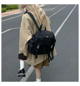 Sac à dos en nylon noir pour femme homme, cartable voyage extérieur avec poches pratiques.
