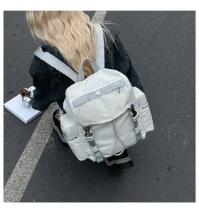 Sac à dos en nylon imperméable avec poches multiples, idéal pour les voyages et l'école.