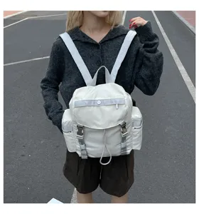 Sac a dos de voyage imperméable en nylon blanc décontracté avec de multiples poches.