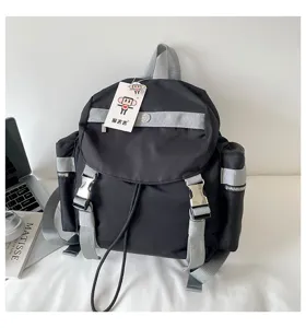 Sac à dos décontracté noir élégant avec des sangles grises et des boucles en métal.