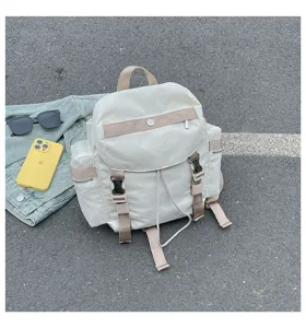 Détails du sac à dos décontracté en nylon blanc avec plusieurs poches et boucles sécurisées.
