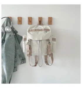 Sac à dos en nylon minimaliste avec cordon de serrage et boucles pour voyages.