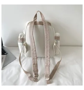 Gros plan sur les détails du sac à dos étanche décontracté avec bretelles réglables.
