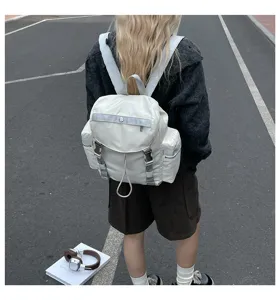 Sac à dos décontracté imperméable pour voyage et quotidien, avec poche latérale et rabat.