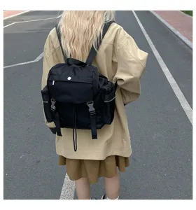 Vue détaillée du sac à dos tactique multi-poches noir, design de voyage extérieur décontracté.
