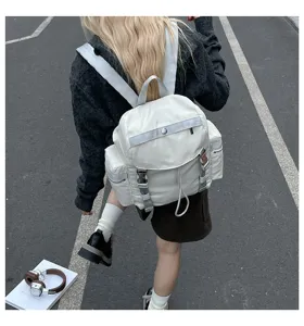 Sac à dos blanc imperméable pour voyage, école et sport en plein air avec plusieurs poches.