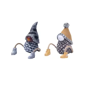 Set di statuette in resina di gnomo di pigna di Natale, decorazione da scrivania per feste