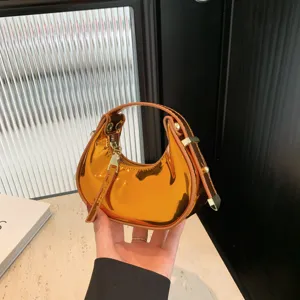 Borsa a mano mini a mezzaluna metallica lucida, elegante pochette da sera alla moda.