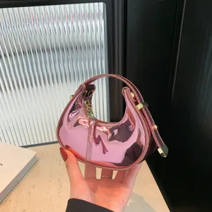 Mini borsa a hobo metallizzata rosa lucido, elegante borsa da sera con dettaglio zip.