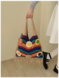 Bolso tote de punto a rayas de arcoíris con flores aplicadas y flecos para playa y uso diario.