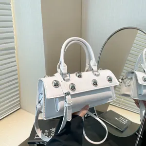 Élégant sac à main blanc en cuir avec rivets métalliques chics pour la mode des femmes.