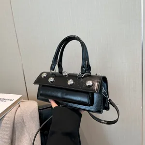 Sac à main baguette noir en cuir avec clous sphériques métalliques, élégant sac bandoulière.