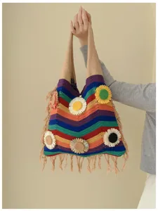 Bolso de hombro tejido de arcoíris hecho a mano con apliques florales 3D y flecos.