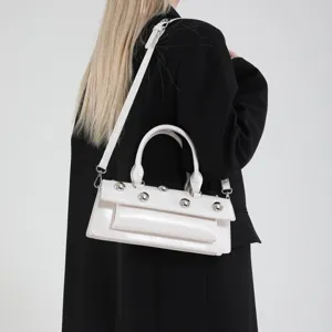 Sac à main baguette blanc élégant en cuir pour femme, avec clous métalliques et bandoulière.