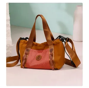 Elegante borsa da viaggio in nylon con doppi manici, tracolla e design con tasca frontale.