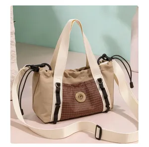 Borsa da viaggio casual con tracolla regolabile e spazioso scomparto per un comodo uso quotidiano.
