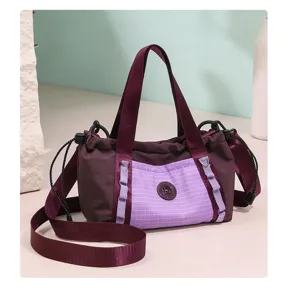 Dettaglio borsa da viaggio leggera, design a quadri viola, ampia borsa per sport e vacanze.