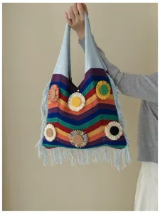 Bolso de hombro de punto a rayas de colores con flores de ganchillo y flecos para la playa.