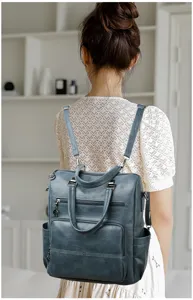 Vista dettagliata dello zaino in pelle elegante con molteplici cerniere indossato.