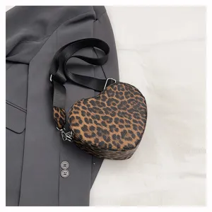 Sac bandoulière en forme de cœur élégant avec imprimé léopard pour femme mode.