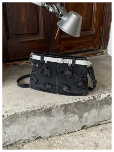 Borsa tracolla in denim nero con design gonna, cintura glitterata e dettagli di borchie.