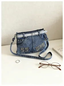 Vista dettagliata della borsa a tracolla in denim alla moda con un design di pantaloni.
