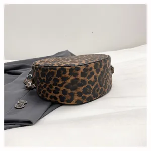 Gros plan détaillé du sac à main élégant en forme de cœur avec imprimé léopard.