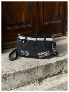 Dettaglio della borsa a tracolla in denim con design a gonna e cintura glitterata.