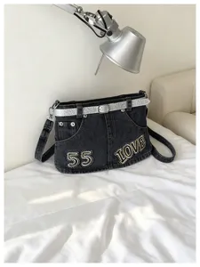 Moderna e chic borsa a tracolla in denim con design a gonna e cintura glitterata.