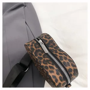 Détail de sac bandoulière cœur imprimé léopard chic, sac à épaule tendance pour femme.