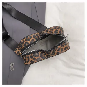 Sac bandoulière cœur imprimé léopard pour femme, sac à épaule léger et élégant avec large sangle.