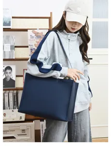 Vista detallada del bolso de negocios de tela oxford impermeable, elegante escena azul oscura.