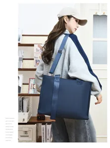 Vista detallada del bolso tote de negocios en tela Oxford azul con correa de hombro.