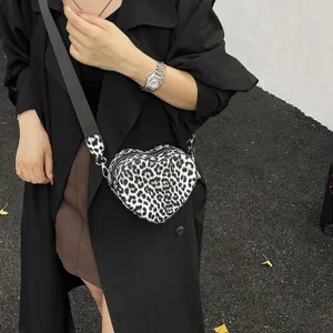 Sac bandoulière cœur motif léopard noir et blanc chic pour femme, élégant sac à main.