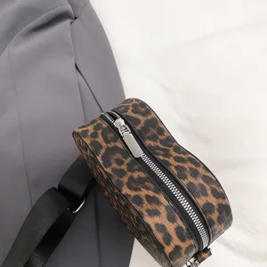 Sac à bandoulière élégant en forme de cœur avec imprimé léopard et sangle noire