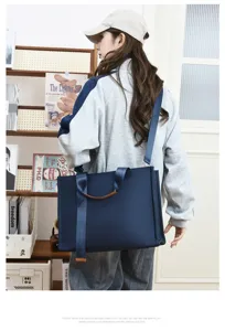 Vista detallada de bolso tote de negocios de tela Oxford impermeable con correa para hombro.